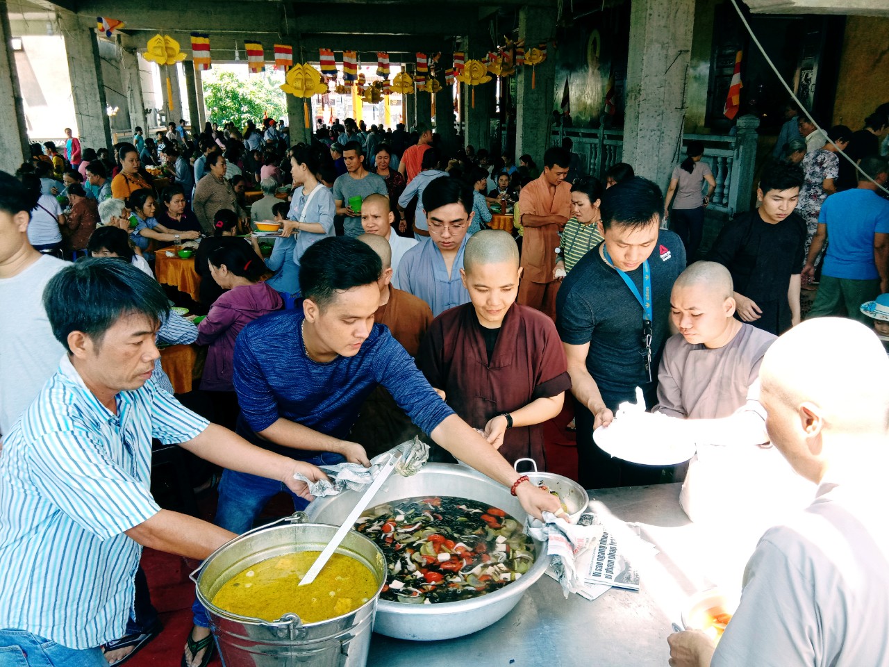 Những hình ảnh đẹp về việc giúp đỡ người nghèo tại chùa Ưu Đàm