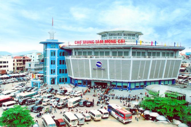 Chợ trung tâm Móng Cái - nơi trao đổi mua bán hàng hóa vô cùng sầm uất