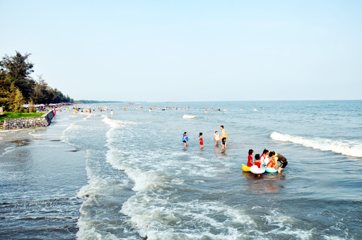 Du lịch biển Trà Cổ vào các tháng mùa hè là thích hợp nhất, không khí mát mẻ