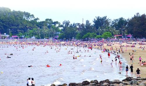 Đồ Sơn là bãi biển nổi tiếng bậc nhất Hải Phòng luôn thu hút hàng nghìn du khách