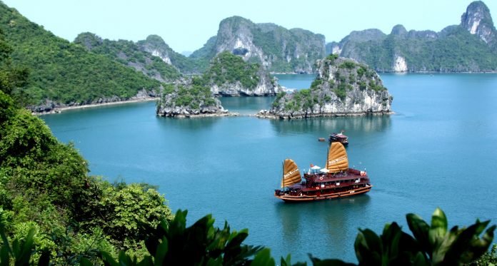 Vịnh Hạ Long - điểm đến du lịch nổi tiếng nhất Quảng Ninh