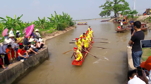 Không khí đua thuyền truyền thống đầy sôi động tại lễ hội chùa Keo