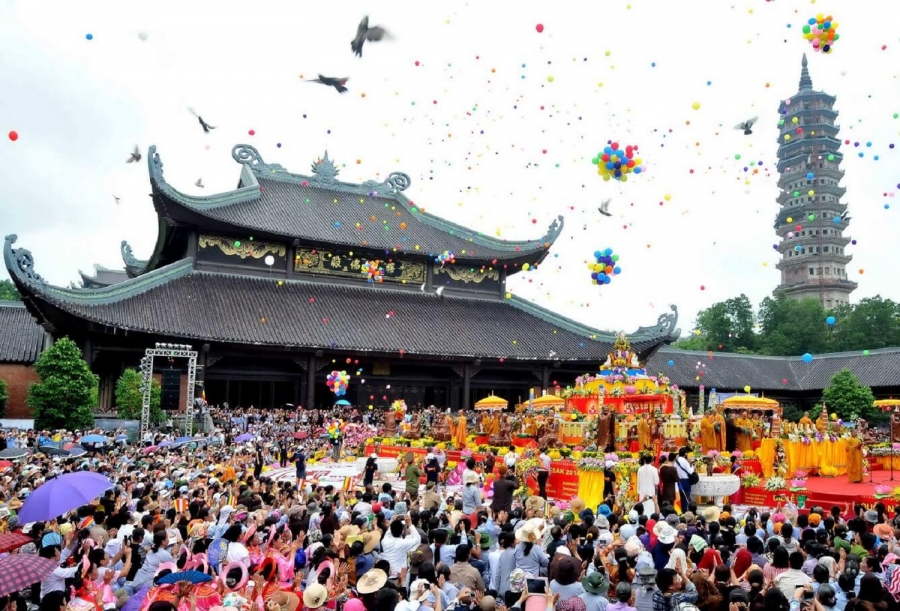 Lễ hội chùa Hương diễn ra từ tháng Riêng đến hết tháng 3 âm lịch hàng năm