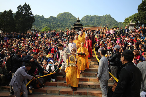 Ý nghĩa lễ hội chùa Hương rất sâu sắc từ tình yêu nước, đến tình yêu thiên nhiên, tình yêu cộng đồng...
