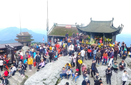 Lễ hội Yên Tử luôn thu hút rất đông đảo du khách đến thăm quan và lễ Phật