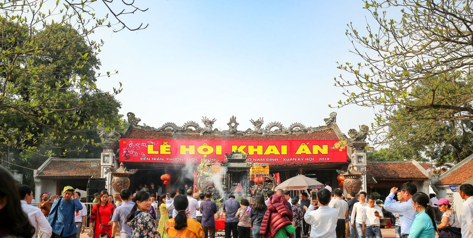Những ngày diễn ra lễ hội đền Trần rất đông đảo du khách đến tham gia