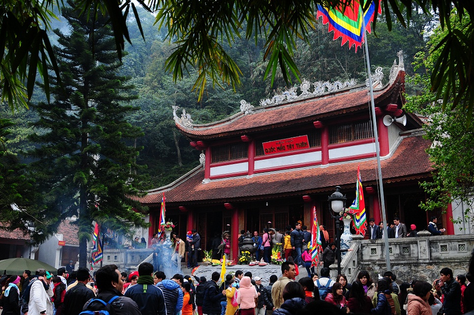 Khung cảnh tại sân đền Thượng Tây Thiên