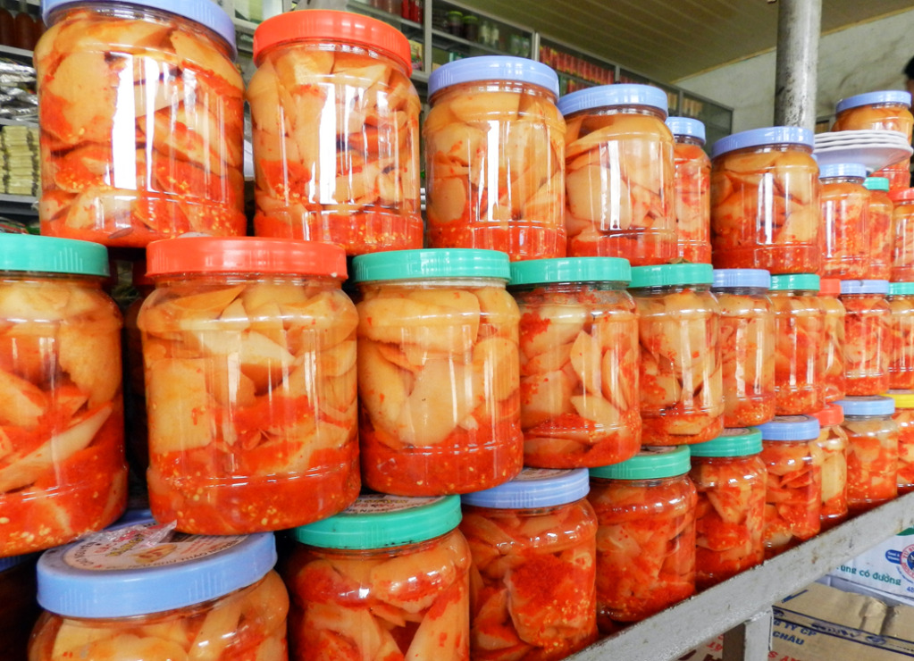 Măng ớt ngâm đặc sản khá rẻ tiết kiệm chi phí mua quà tại Tam Đảo