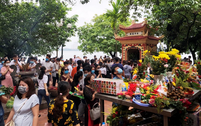 Có đến hàng nghìn du khách đến lễ Phật tại Phủ Tây Hồ huyền thoại linh thiêng