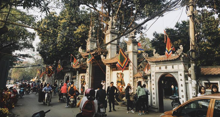 Chùa Hà vào những ngày lễ Tết rất đông du khách đến lễ Phật hoặc cầu duyên