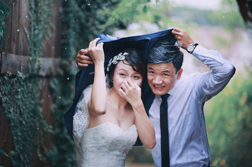 Đám cưới gặp mưa là điều rất tốt đẹp cho các cặp đôi uyên ương