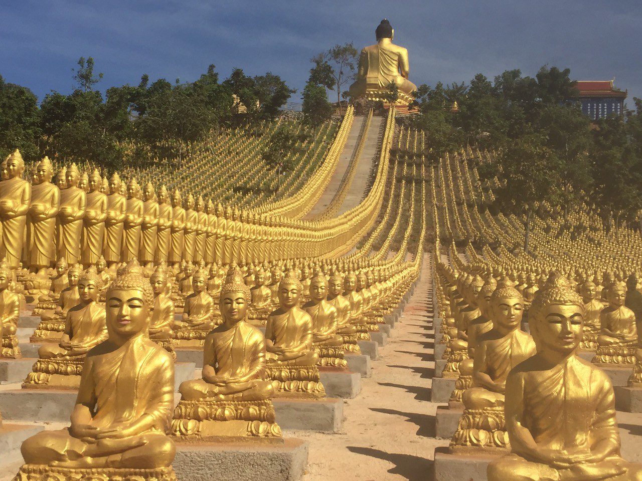 Hàng nghìn pho tượng Phật vàng được tạc vô cùng tỉ mỉ được đặt xung quanh ngôi chùa