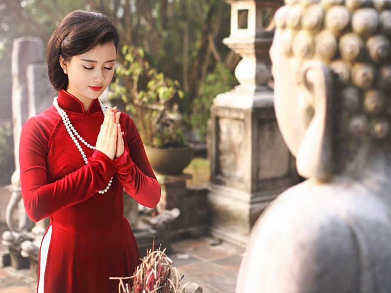 Đi chùa nên mặc gì cho kín đáo và lịch sự, thể hiện được sự tôn nghiêm nơi của Phật