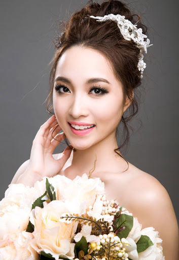 Kiểu tóc cô dâu mặt dài với mái tóc búi cao nhìn rất hiện đại và sang trọng