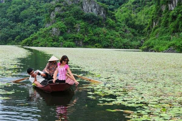 Chèo thuyền du ngoạn tại Hồ Quan Sơn