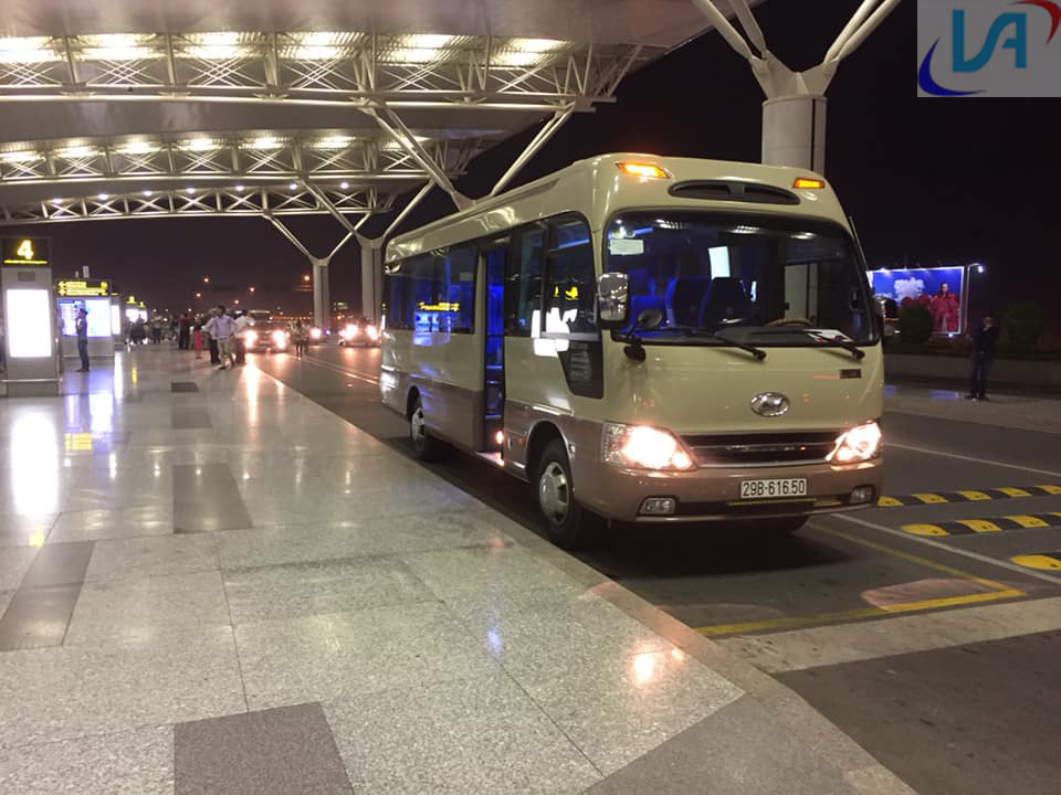 Việt Anh đón khách ở Sân bay Nội Bài bằng xe County 29 chỗ
