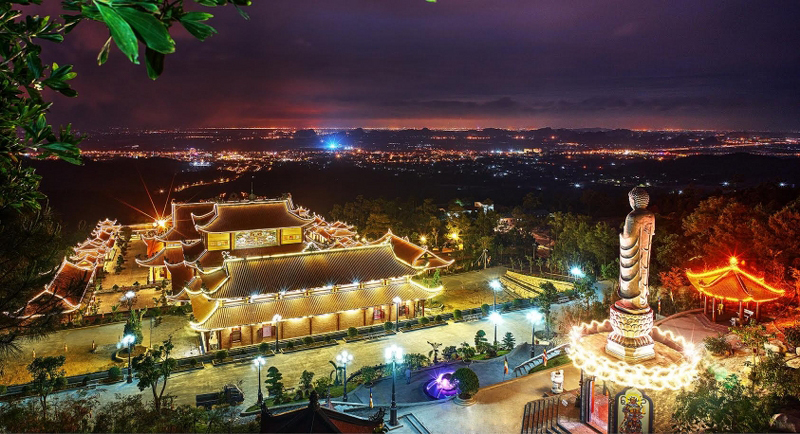 Toàn bộ khung cảnh Chùa Ba Vàng - Quảng Ninh khi về đêm