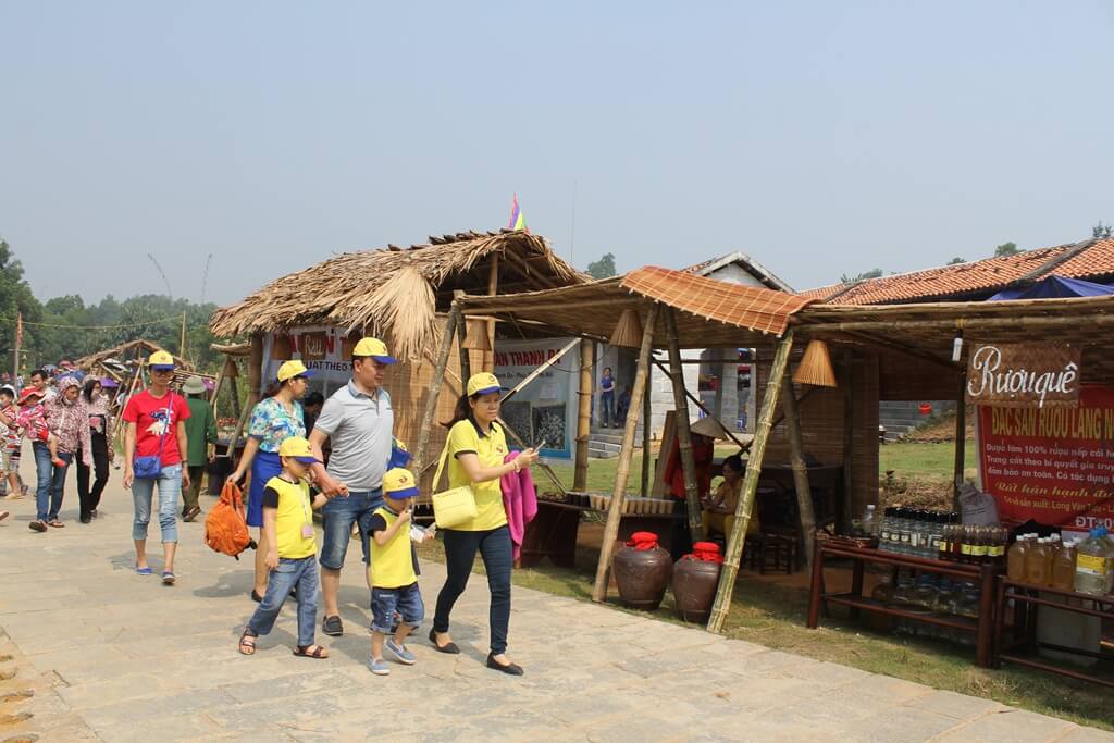 Du lịch làng văn hóa dân tộc Việt Nam theo đoàn