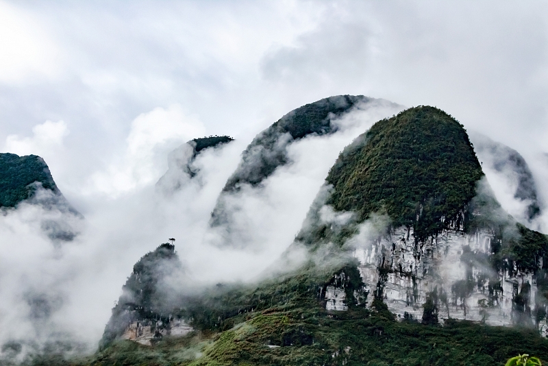Núi Mã Yên phủ kín mây mù