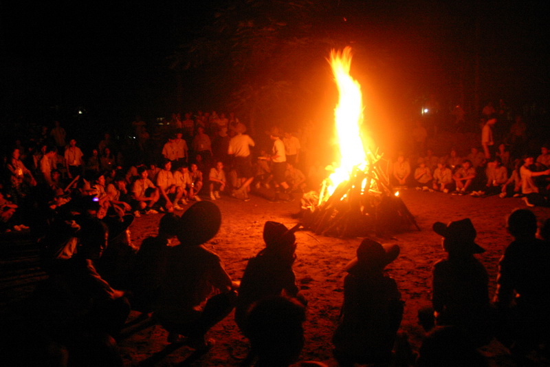 Đốt lửa trại tại Đồng Mô 