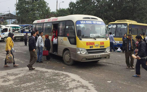 Hành khách chen chúc khi lên xe khách đi Hòa Bình tại Hà Nội