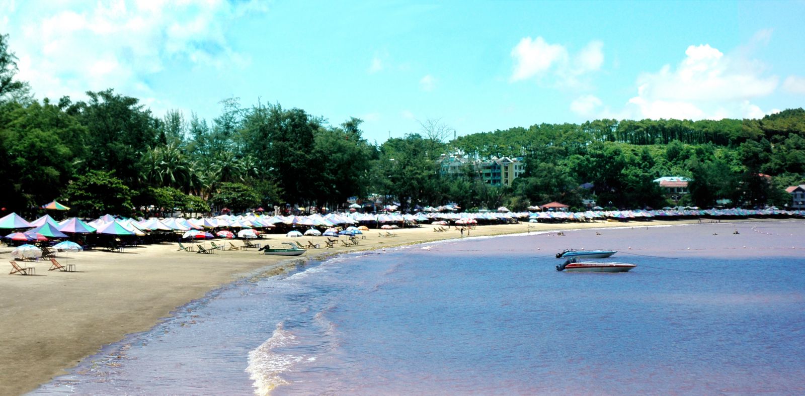 Bãi biển Đồ Sơn - Hải Phòng với nước biển trong xanh