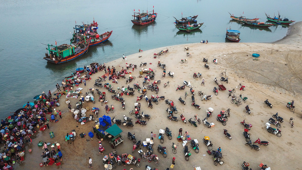 Làng cá cửa Nhượng là nơi tập trung buôn bán hải sản tươi sống