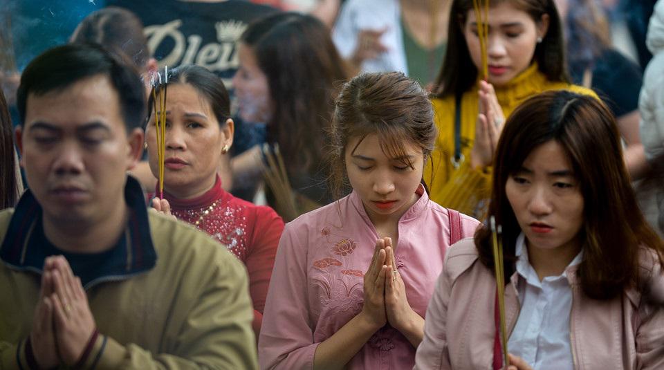Cần ăn mặc lịch sự chỉnh tề khi đi lễ tại đền Bà Chúa Kho để không làm mất đi sự tôn nghiêm