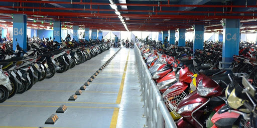 Tại sân bay Nội Bài có bãi gửi xe máy khá rộng và đảm bảo an toàn cho khách hàng