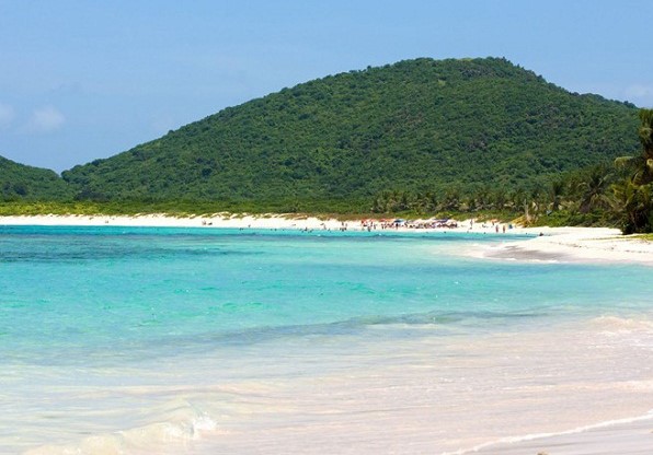Bãi Lò Vôi với làn nước trong xanh, dải cát dài trắng mịn dọc bờ biển