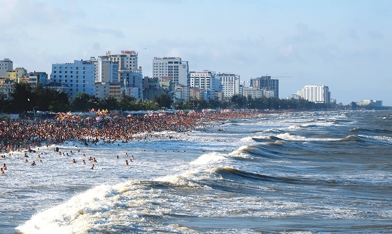 Bãi biển Sầm Sơn thu hút hàng nghìn du khách hàng năm