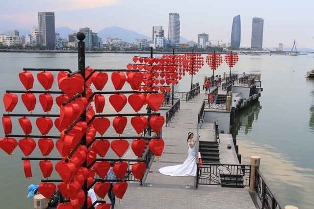 Hình ảnh đẹp tại cầu khóa tình yêu ở Đà Nẵng thu hút bao du khách