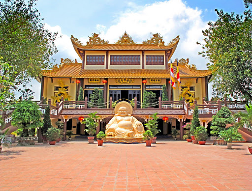 Du khách sẽ ấn tượng ngay từ cái nhìn đầu khi bắt đầu bước chân đến của chùa Pháp Lâm