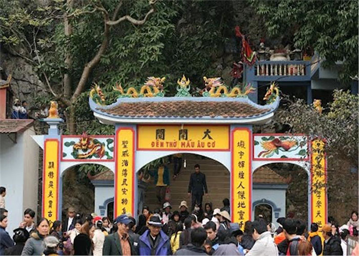 Du khách nên đi sớm để hưởng thụ không khí thanh tịnh mát mẻ tại chùa Đầm Đa Hòa Bình