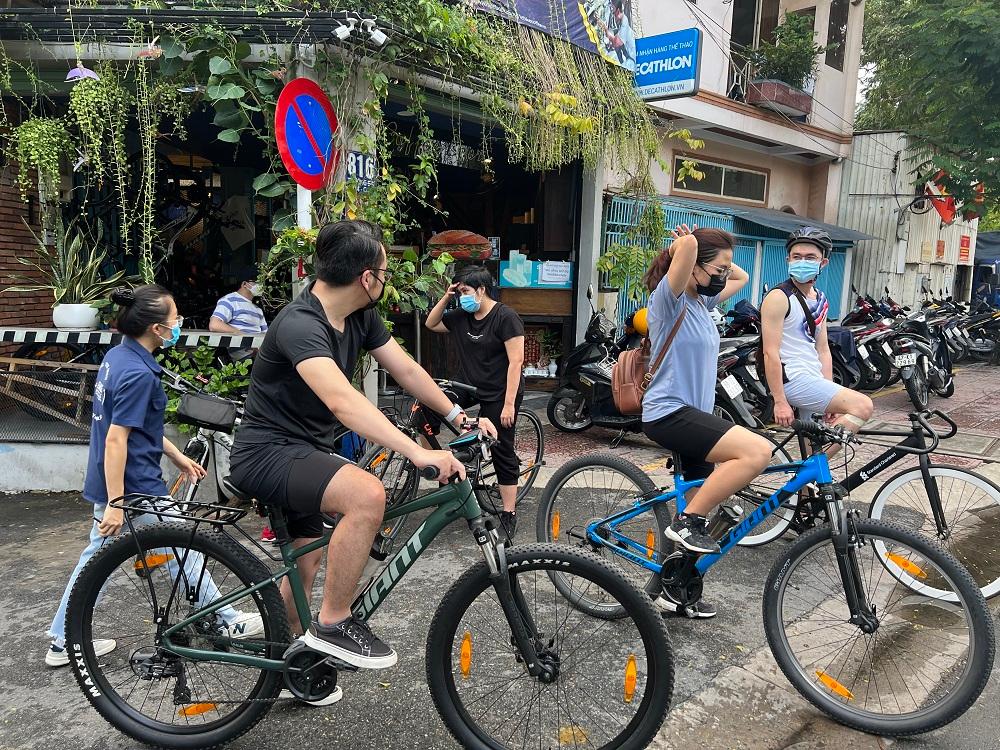 Bạn trẻ Sài Gòn tấp nập thuê xe đạp sau giãn cách: 'Vừa khỏe vừa vui'