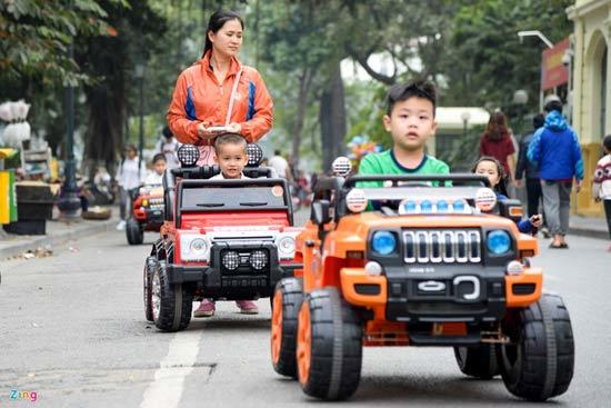 Baby Việt sở hữu dàn xe ô tô điện trẻ em mới đẹp, hiện đại
