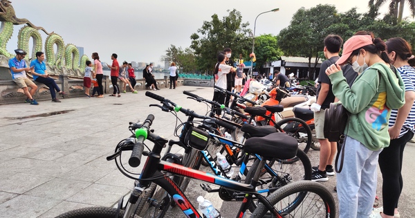 Cửa hàng thuê xe đạp Tuấn Hải nằm ngay chỗ 2 con rộng Hồ Tây