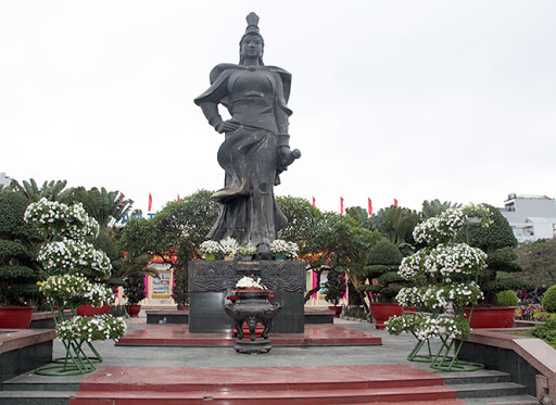 Tượng đài nữ tướng Lê Chân nghiêm trang đứng giữa trung tâm thành phố